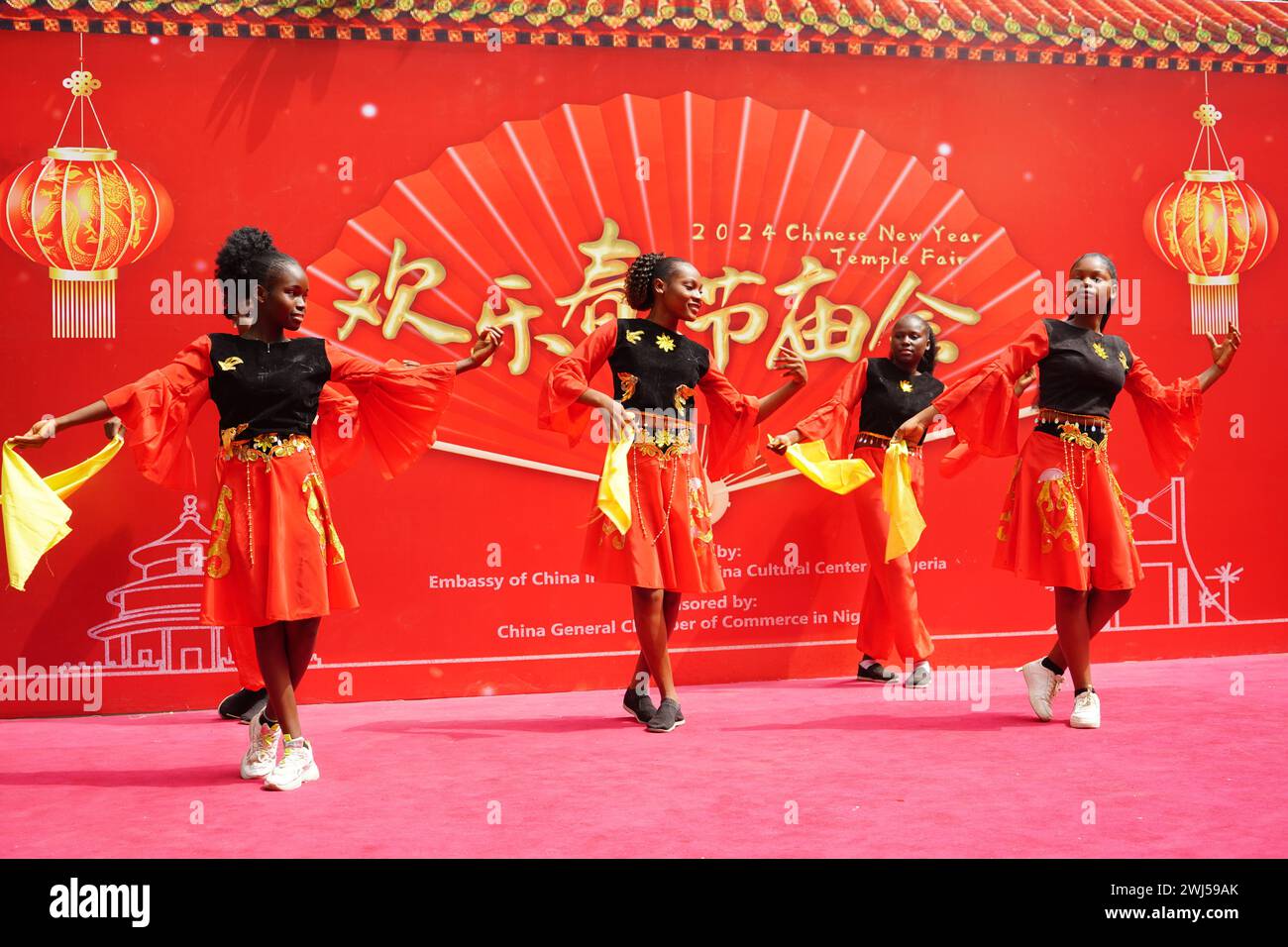 (240213) -- PEKING, 13. Februar 2024 (Xinhua) -- Einheimische spielen chinesischen Tanz auf der Chinesischen Neujahrsfeier 2024 in Abuja, Nigeria, am 3. Februar 2024. (China Cultural Center in Abuja/Handout Via Xinhua) Stockfoto