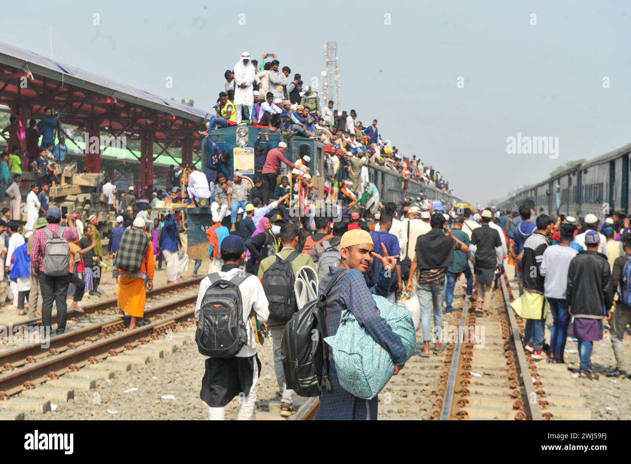 Tausende muslimischer Gläubiger kehren in einem überfüllten Zug nach Hause zurück, nachdem sie das letzte Gebet von Bishwa Ijtema in der 2. Phase besucht haben, die nach dem Hajj in Mekka als zweitgrößte muslimische Versammlung der Welt gilt. Tongi, am Stadtrand von Dhaka. Bangladesch. Stockfoto