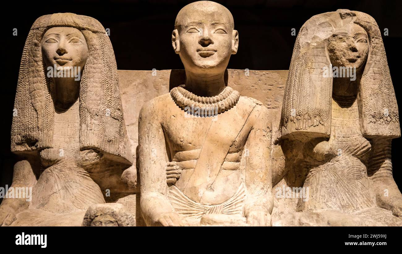 Eine Nahaufnahme von Pharao Ramses II. Und seinen beiden Ehefrauen in Berlin Stockfoto