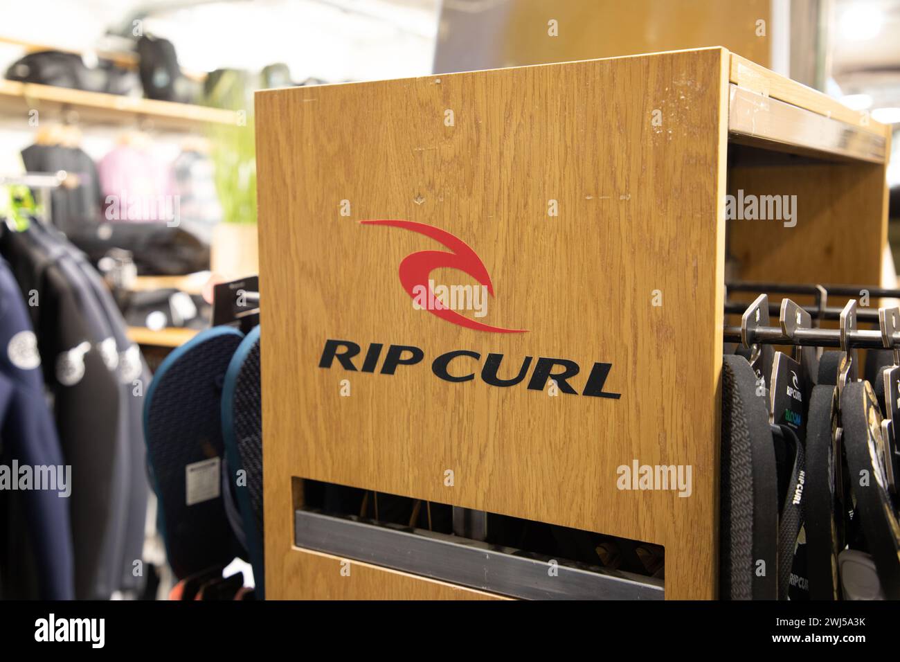 arcachon , Frankreich - 02 12 2024 : Rip Curl Text Brand Store und Logo Schild Kette Fassade Eingang Shop für Surf Board Mode Stockfoto