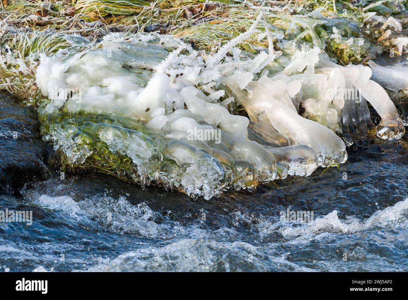 Bizarre Eisformationen am Fluss bei kaltem Wetter Stockfoto