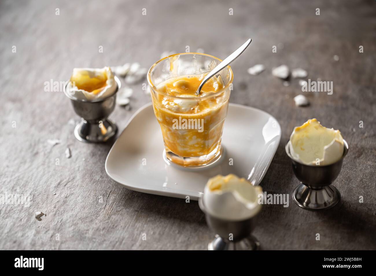 Weich gekochte Eier in einem Glasbecher zum Frühstück. Stockfoto