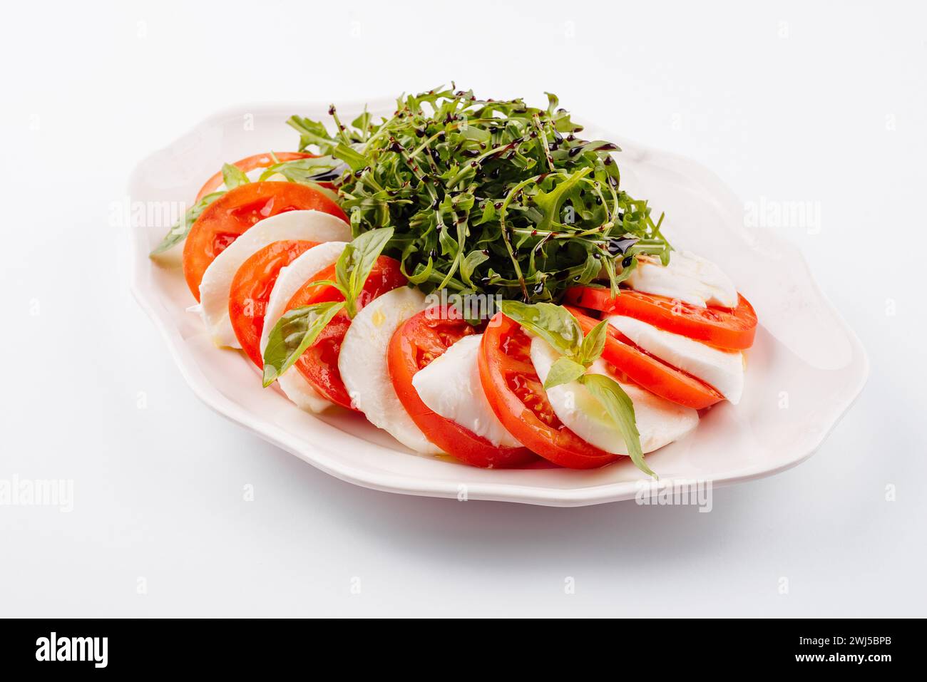 Traditioneller italienischer Caprice Salat, Tomaten, Mozzarella und Basilikum Stockfoto