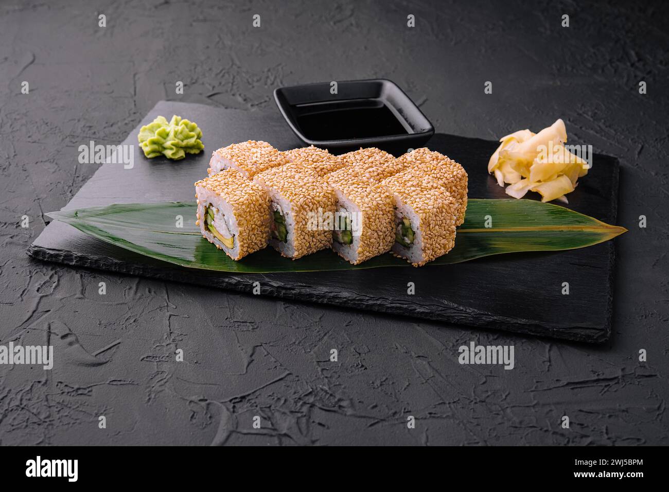 Japanisches Sushi auf einem schwarzen Teller Stockfoto
