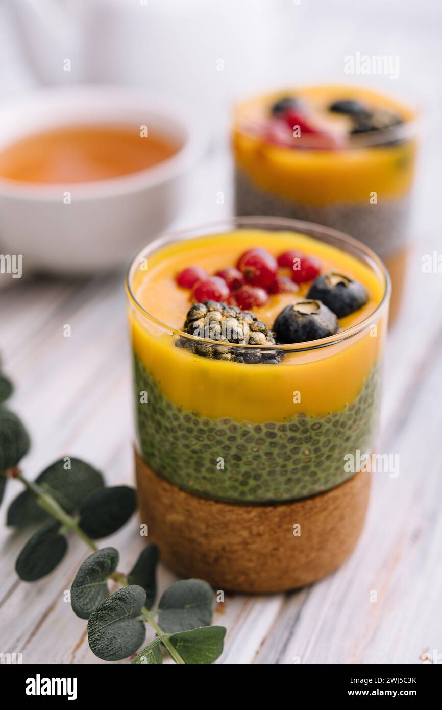 Mango Kurkuma Chia Pudding mit Beerenfrüchten Stockfoto