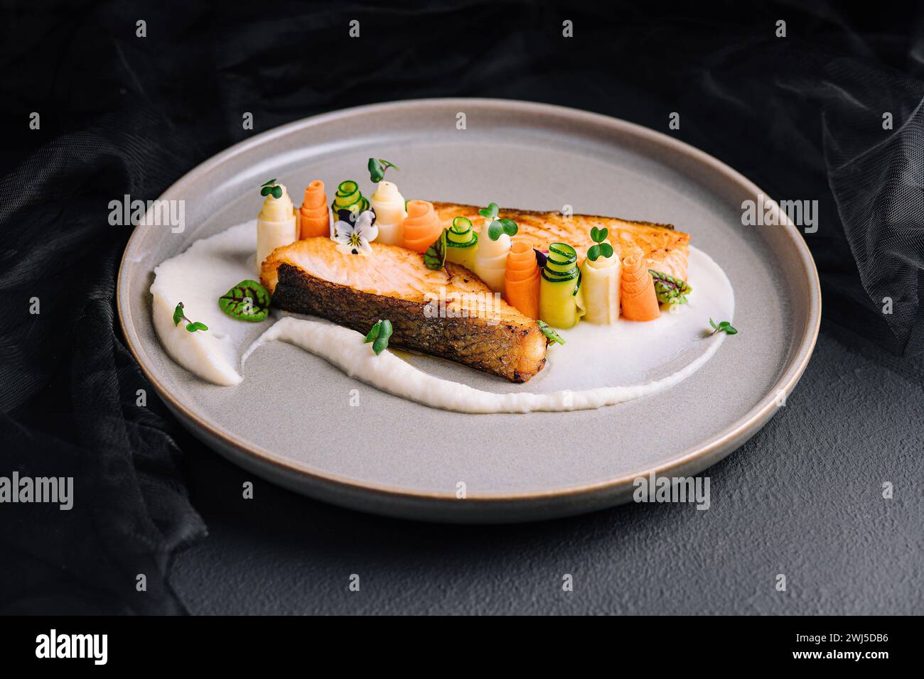 Lachs Fisch Steak gegrillt und frisches, schön dekoriertes Gemüse Stockfoto