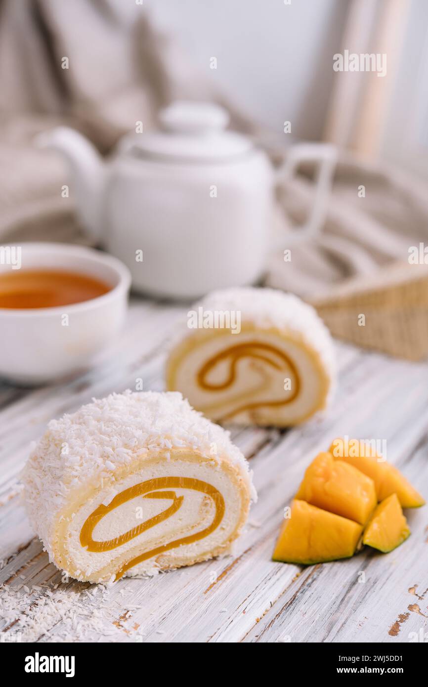 Mangobrüchkuchen mit Tee zum Gourmet-Dessert Stockfoto