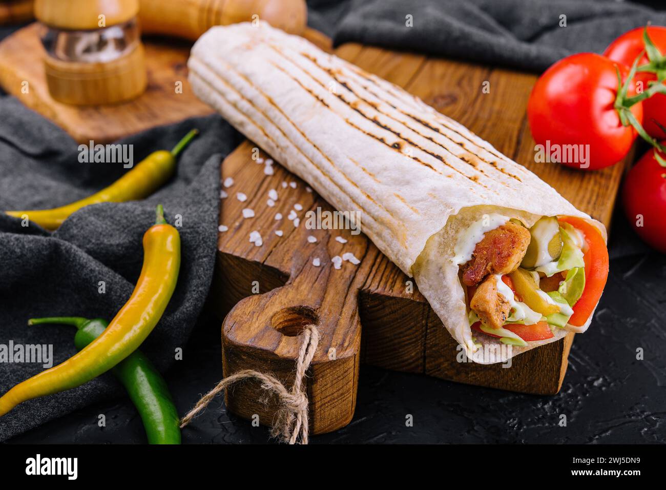 Shawarma in Lavash gerollt, feuchtes gegrilltes Fleisch Stockfoto