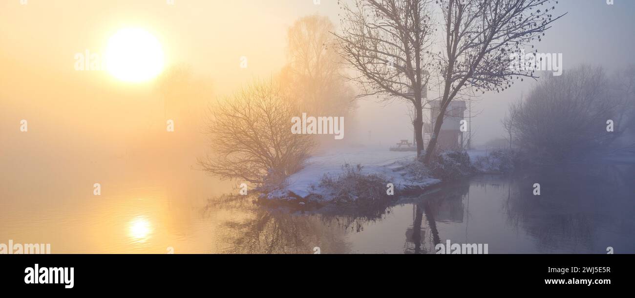 Die Ruhr im Winter am frühen Morgen mit Nebel bei Sonnenaufgang, Witten, Ruhrgebiet, Deutschland Europa Stockfoto