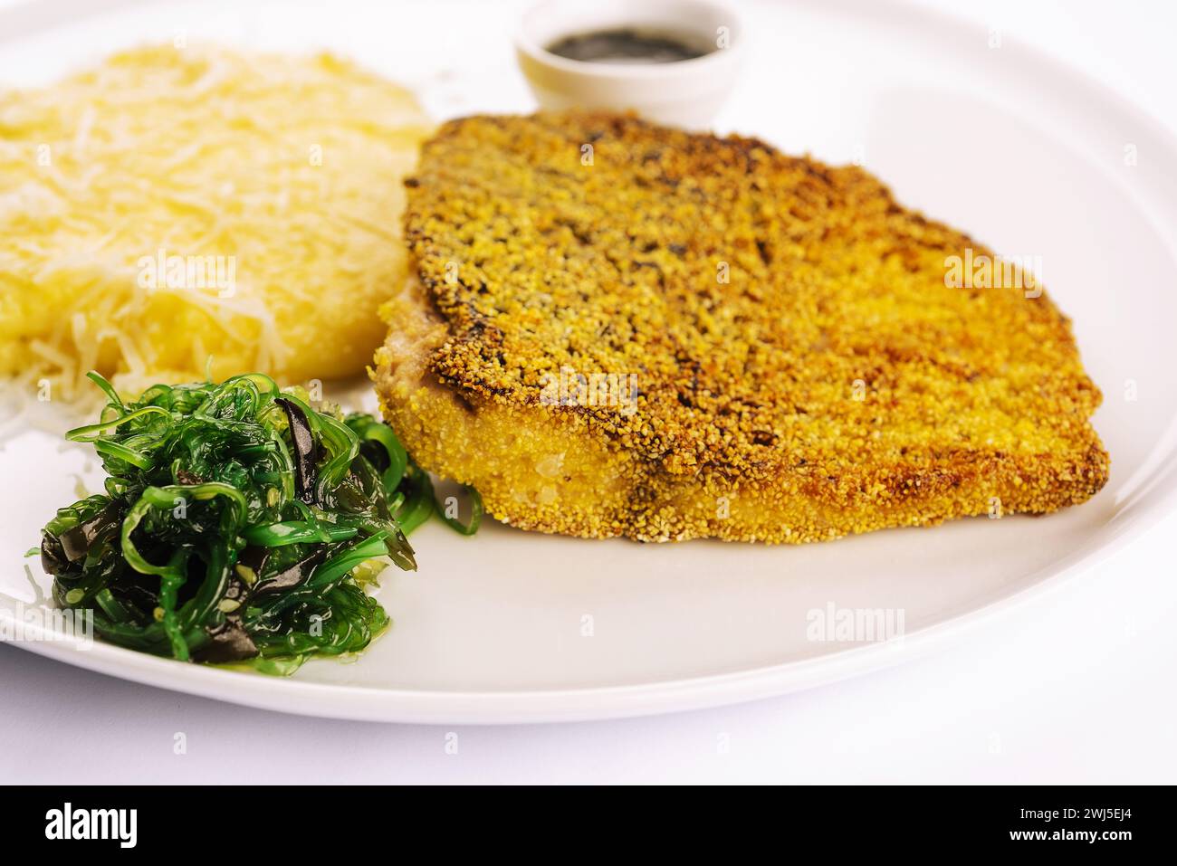 Gebratenes Meeresfischsteak mit Chuka-Algen-Salat Stockfoto
