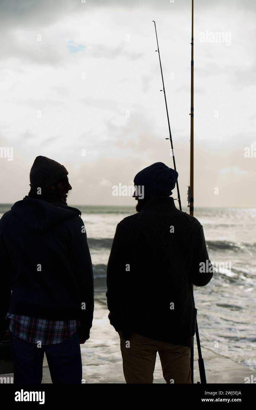 Angeln, Fischer und Männer auf dem Meer, die mit Rute, Walze und ...