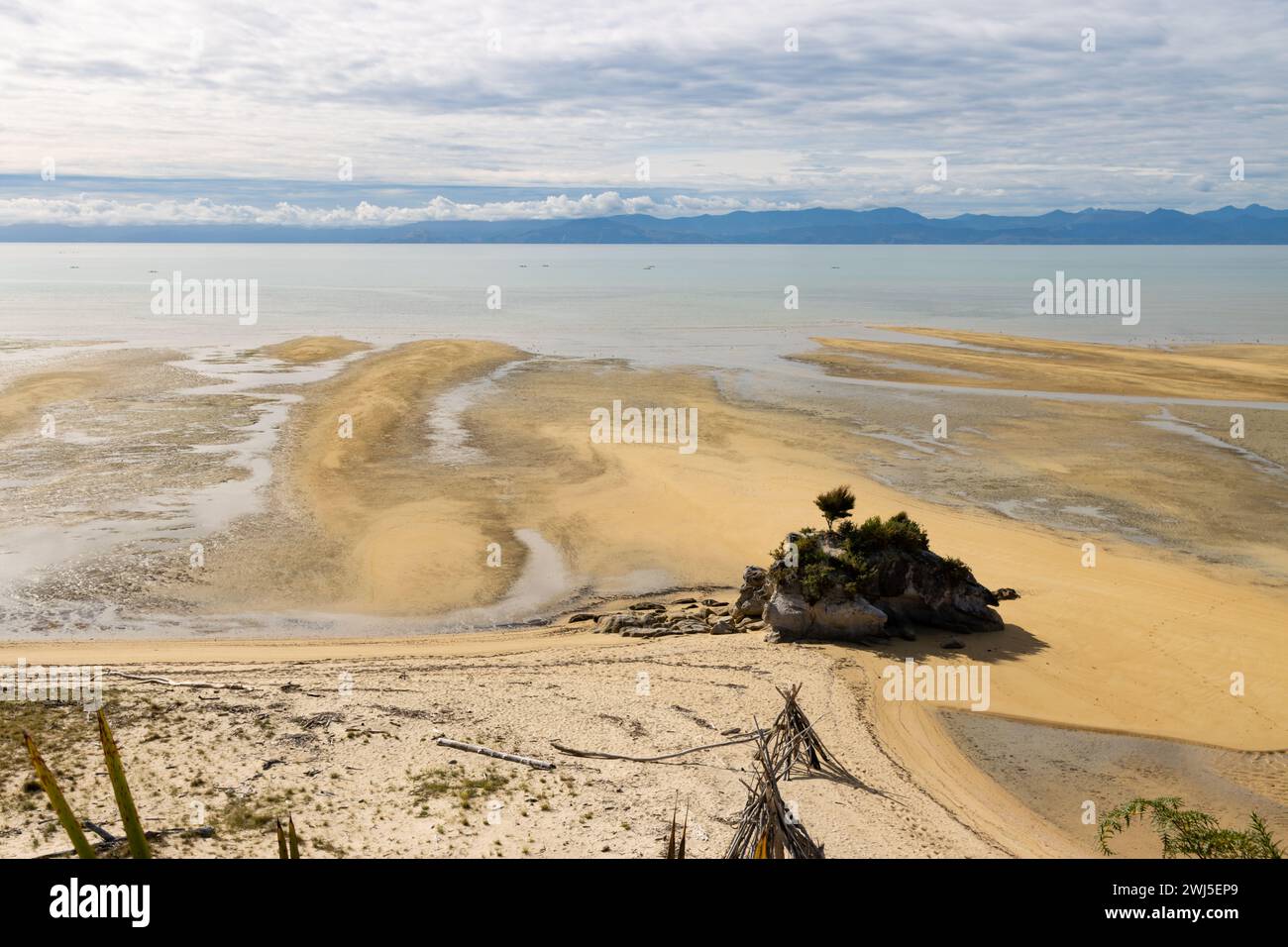 Stu blickt über das Tasmanische Meer, wo die Wolken auf den See treffen Stockfoto