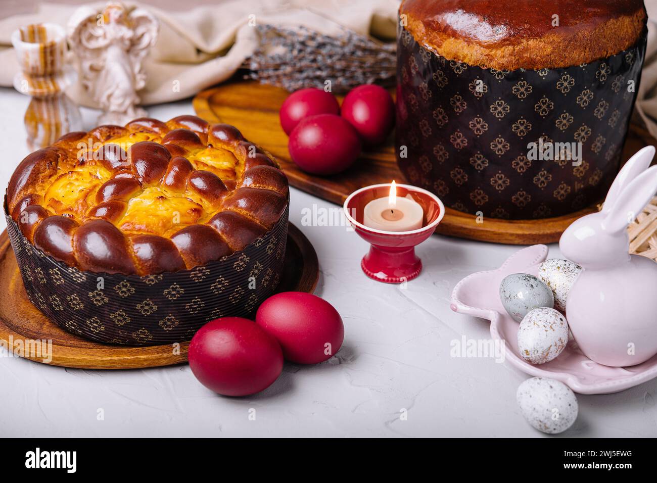 Festliche osterkarte mit traditionellem Essen Stockfoto