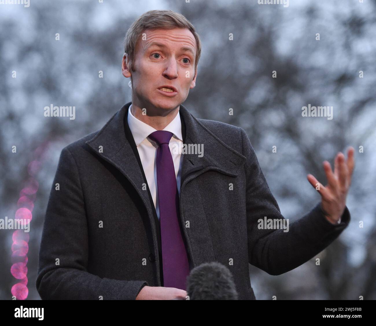 London, Großbritannien. Februar 2024. Wohnungsbauminister Lee Rowley wird während der morgendlichen Rundfunkrunde in Westminster interviewt. Autor: Thomas Krych/Alamy Live News Stockfoto