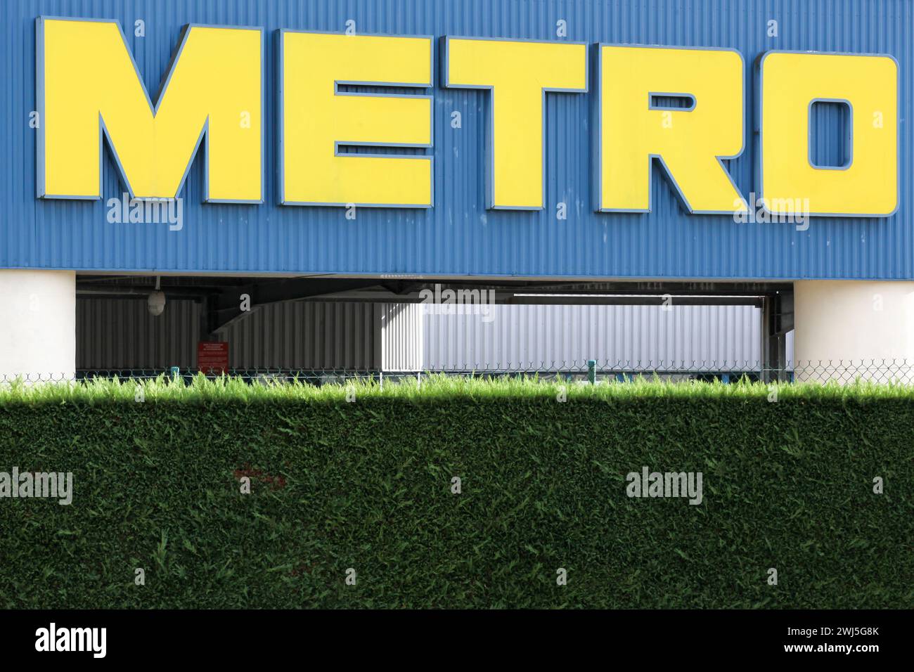 Bourg en Bresse, Frankreich - 26. September 2020: Metro-Logo auf der Fassade eines Supermarktes Stockfoto