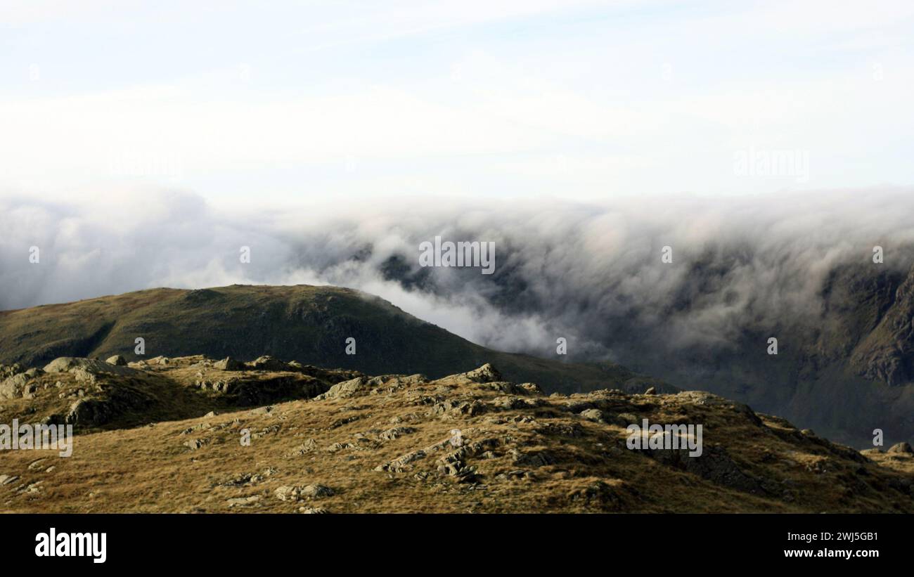 Eine wunderschöne Berglandschaft mit wehenden Wolken Stockfoto