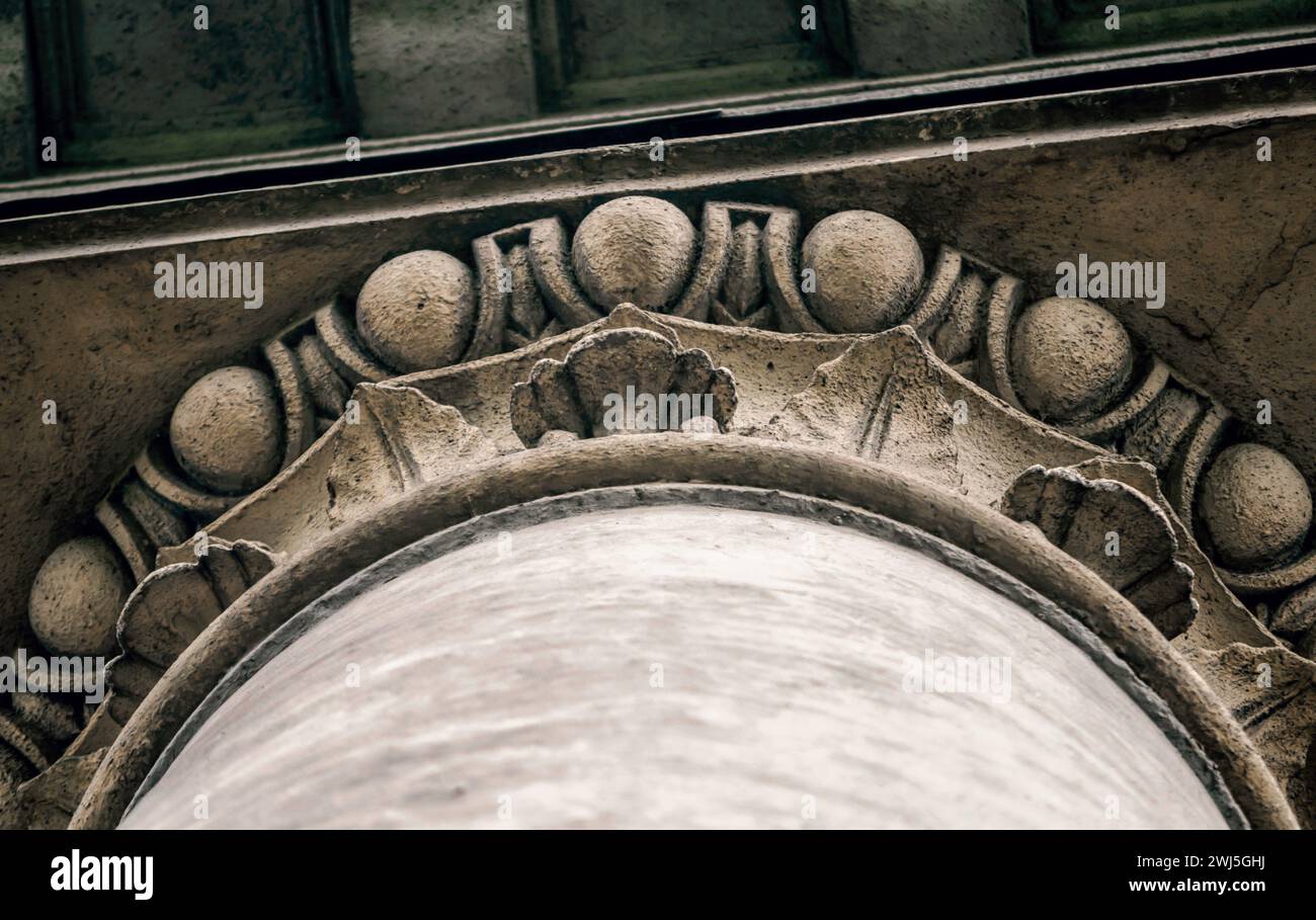 Teil des Dekors einer alten antiken Säule Stockfoto