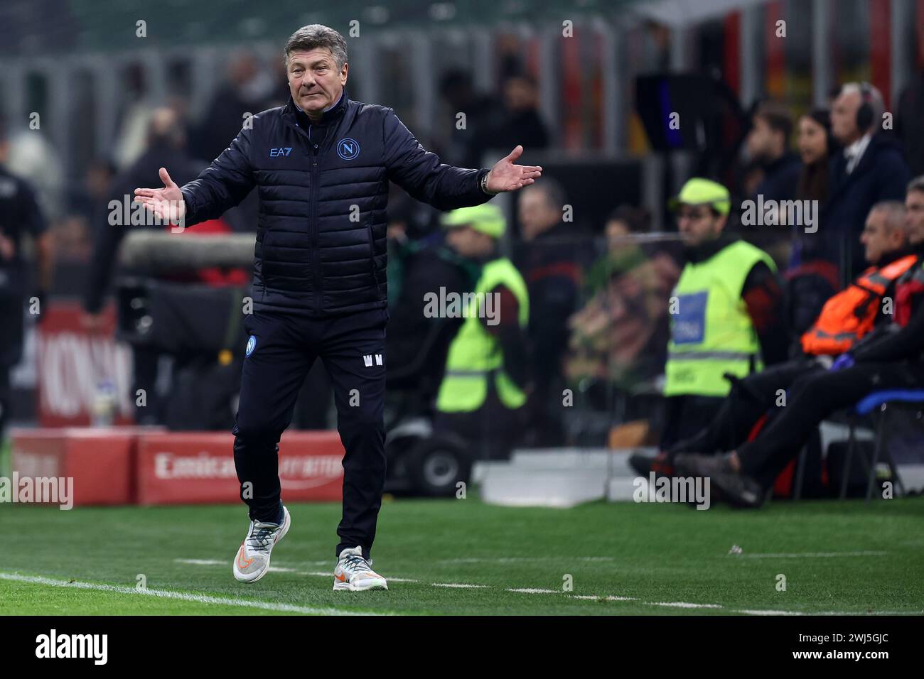 Walter Mazzarri, Cheftrainer des SSC Napoli Gesten während des Spiels der Serie A zwischen AC Milan und SSC Napoli im Stadio Giuseppe Meazza am 11. Februar 2024 in Mailand. Stockfoto