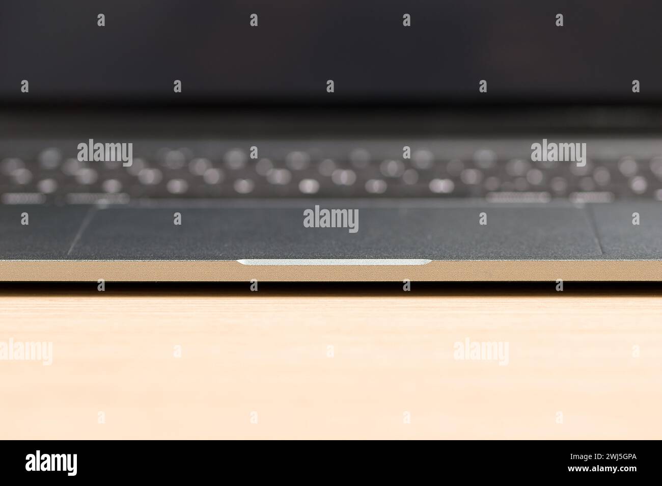 Schließen Sie einen Laptop auf einem Holztisch im Büro Stockfoto