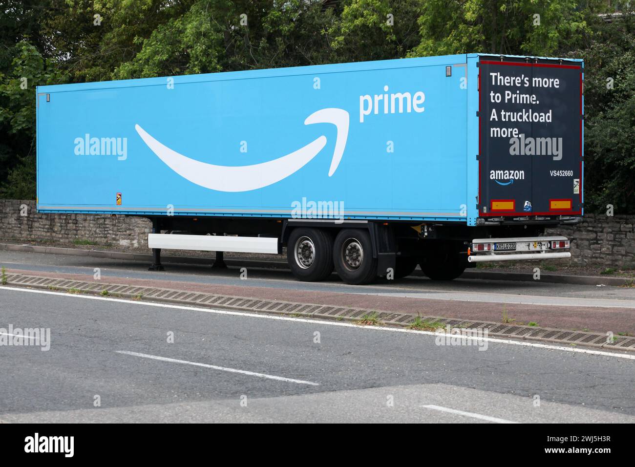 Anse, Frankreich - 25. Juli 2023: Amazon Prime Truck auf einem Parkplatz. Amazon ist ein US-amerikanisches Unternehmen für elektronischen Handel und Cloud Computing mit Sitz in Seattle Stockfoto