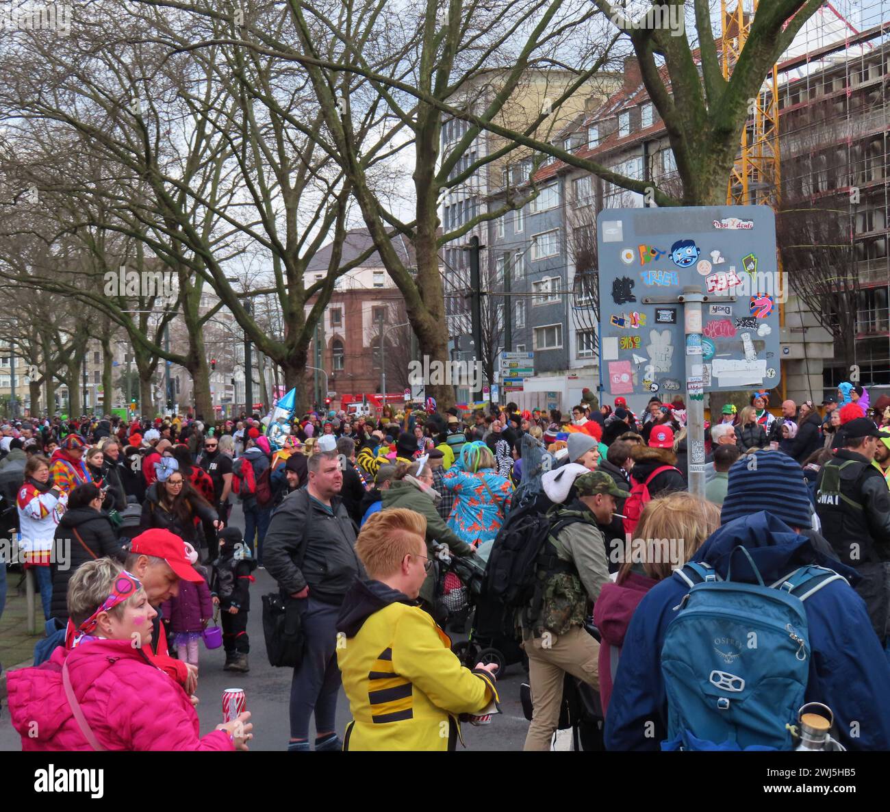 Karneval am Rosenmontag - der Hoehepunkt der Session - die Menschen stroemen wie eh und jeh in Massen in der Landeshauptstadt. Um ihren Rosenmontagszug live zu erleben Düsseldorf Karneval 2024 Kamellen - d r Zoch kuett *** Karneval am Faschingsmontag das Highlight der Session die Menschen strömen in Scharen wie immer in die Landeshauptstadt, um ihre Faschingsmontagsparade live zu erleben Düsseldorf Karneval 2024 Kamellen d r Zoch kuett Stockfoto