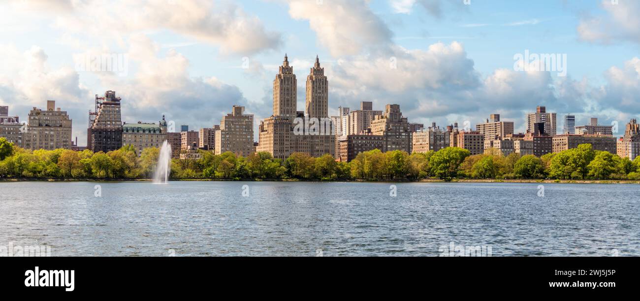 Skyline-Panorama von New York mit Eldorado-Gebäude und Stausee mit Brunnen im Central Park in Midtown Manhattan Stockfoto