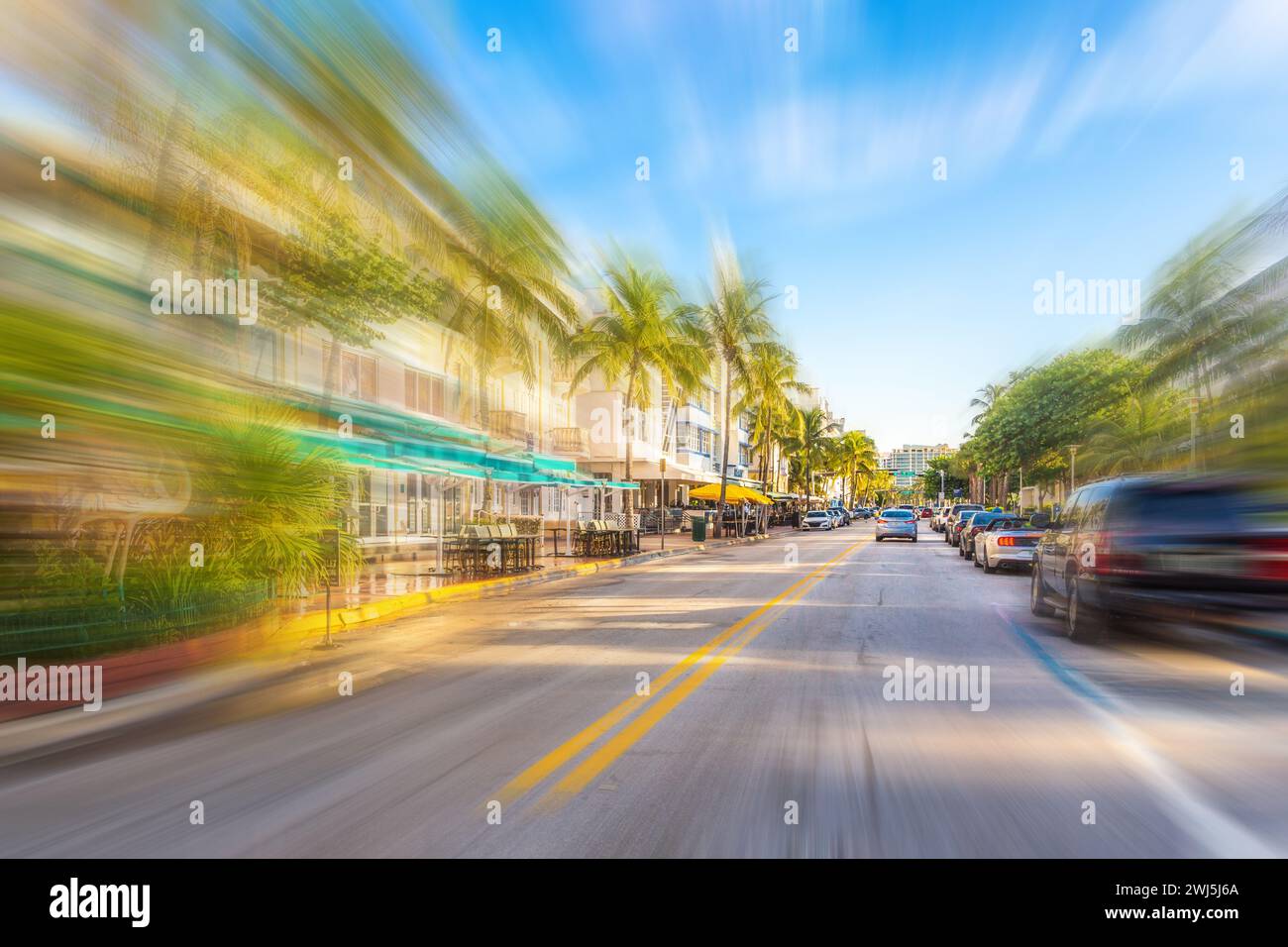 Der Blick auf die berühmte Ocean Drive Street am Morgen in Miami South Beach in Florida mit Bewegungsunschärfe-Effekt Stockfoto