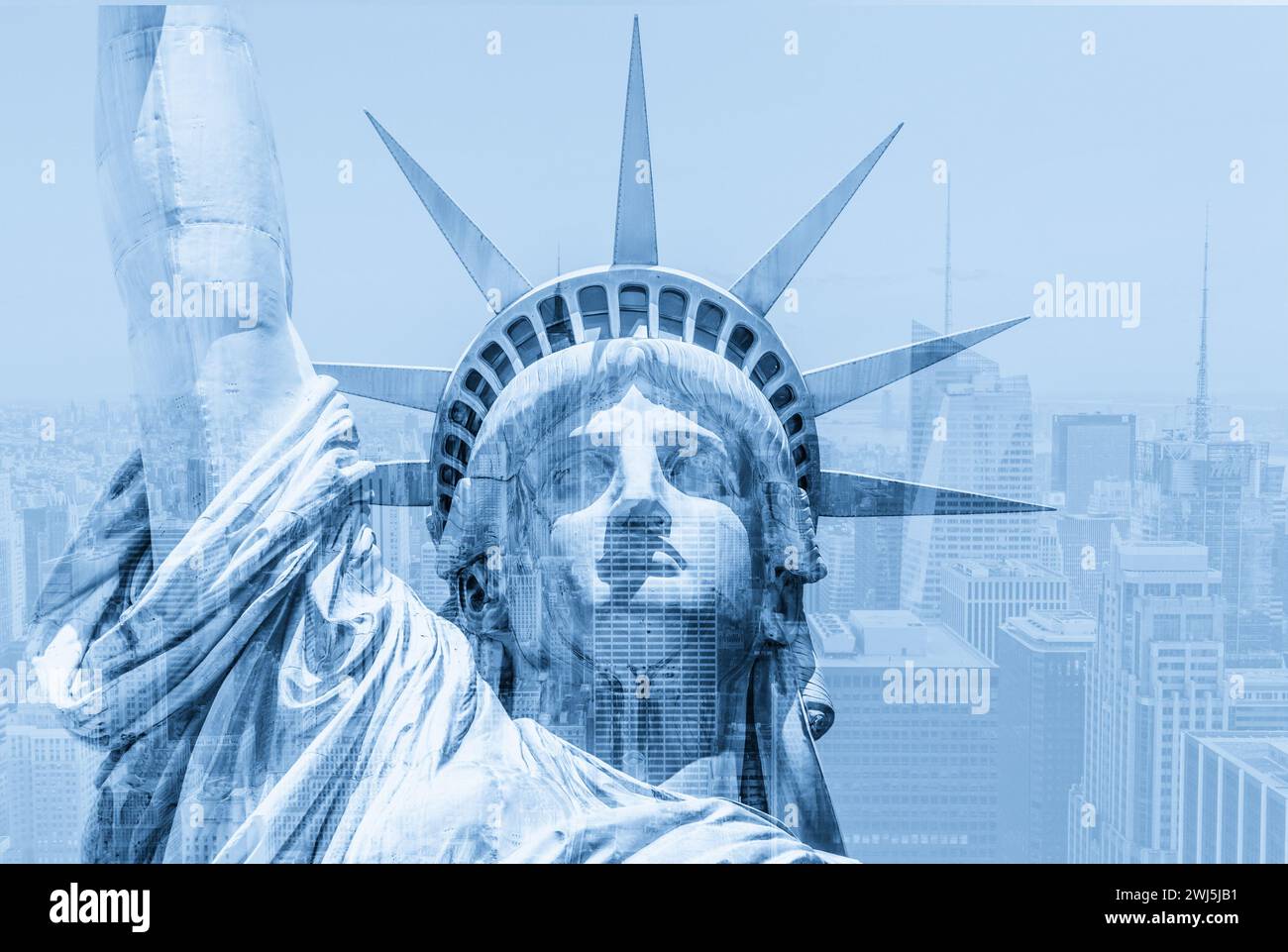 Doppelbelichtung der Skyline von Manhattan in New york City mit Freiheitsstatue Silhouette Stockfoto