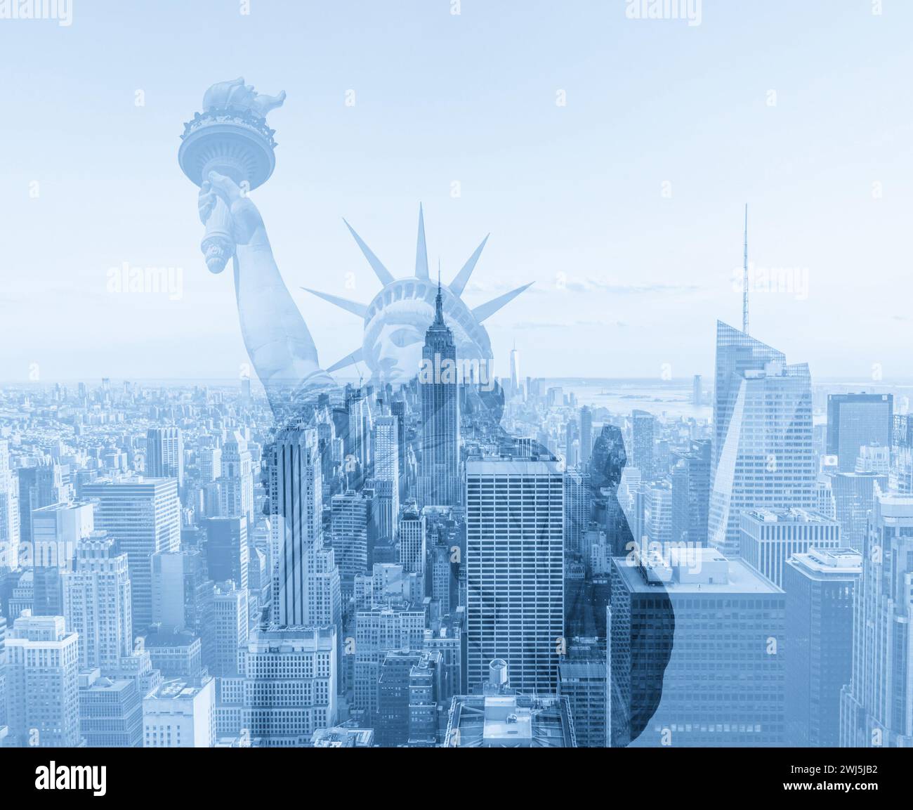 Doppelbelichtung der Skyline von Manhattan in New york City mit Freiheitsstatue Silhouette Stockfoto