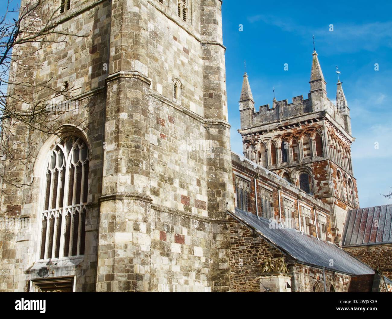 Westturm aus dem 15. Jahrhundert und Zentralturm aus dem 11. Jahrhundert mit Zinnen aus dem normannischen und gotischen Wimborne Minster Pfarrkirche von Saint Cuthburga, Wimborne Stockfoto