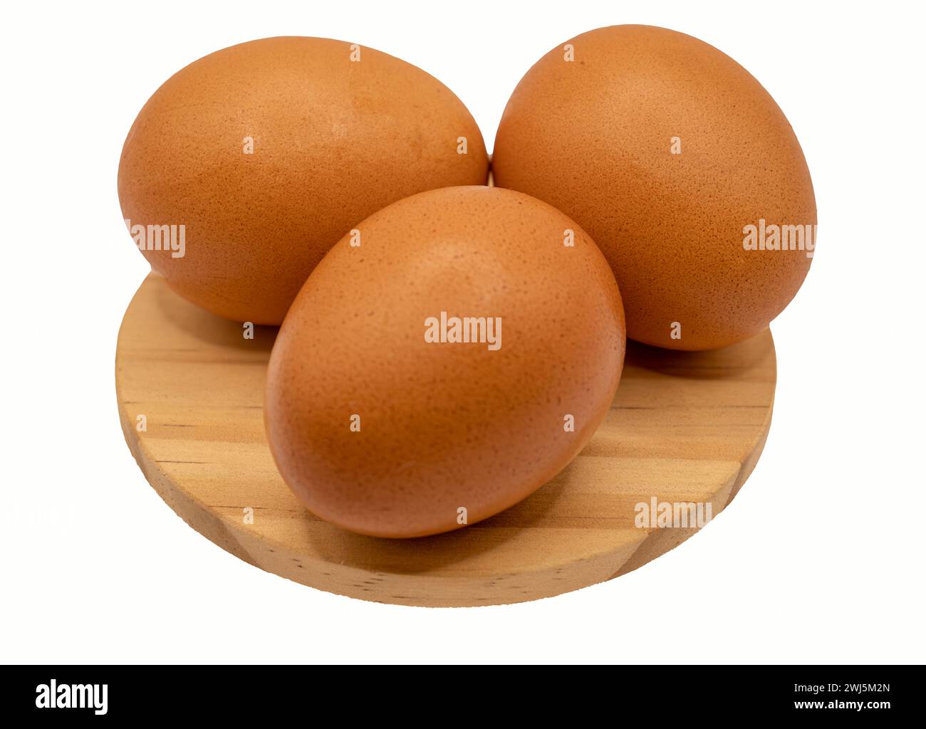 Frische Eier, auf einem Pinienholz-Hintergrund angeordnet, bereit für die Osterfeier. Ihr lebhafter Kontrast zum natürlichen Holz Stockfoto