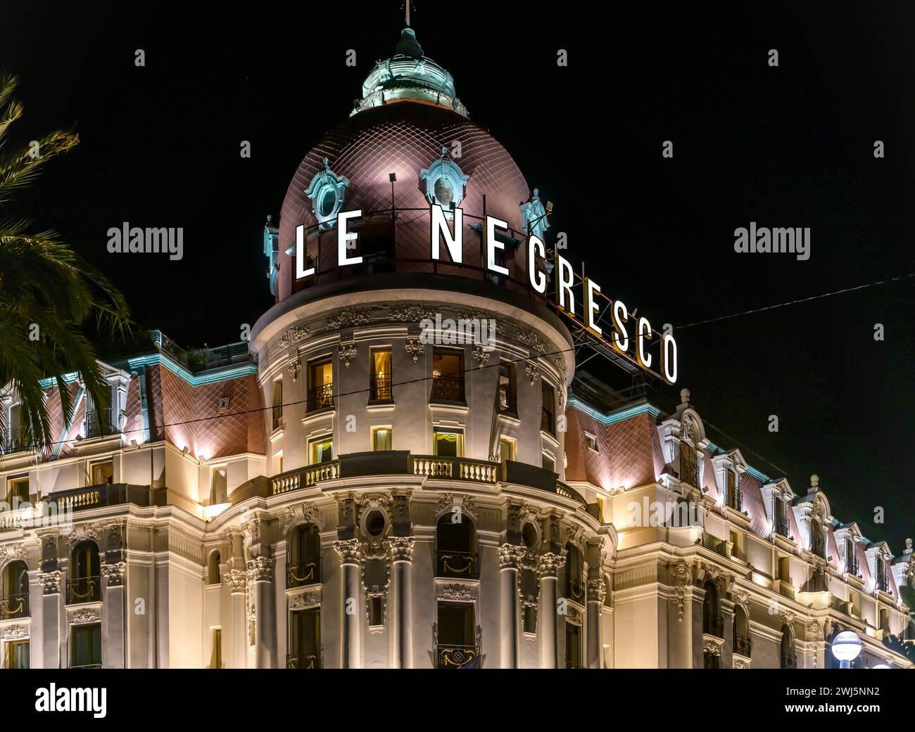 Nachtaufnahme des berühmten Hotels und Restaurants Le Negresco an der Promenade des Anglais, Nizza an der Côte d'Azur, Frankreich. Stockfoto