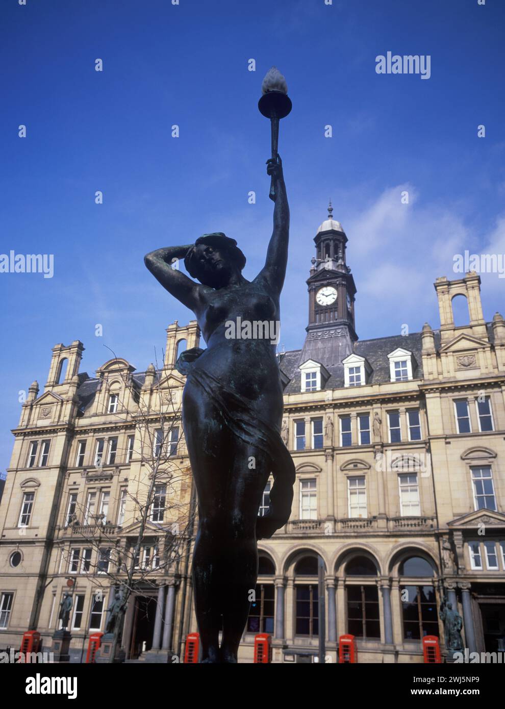 UK, Yorkshire, Leeds, Nymphe Statue genannt Even, vor dem ehemaligen General Post Office. Stockfoto