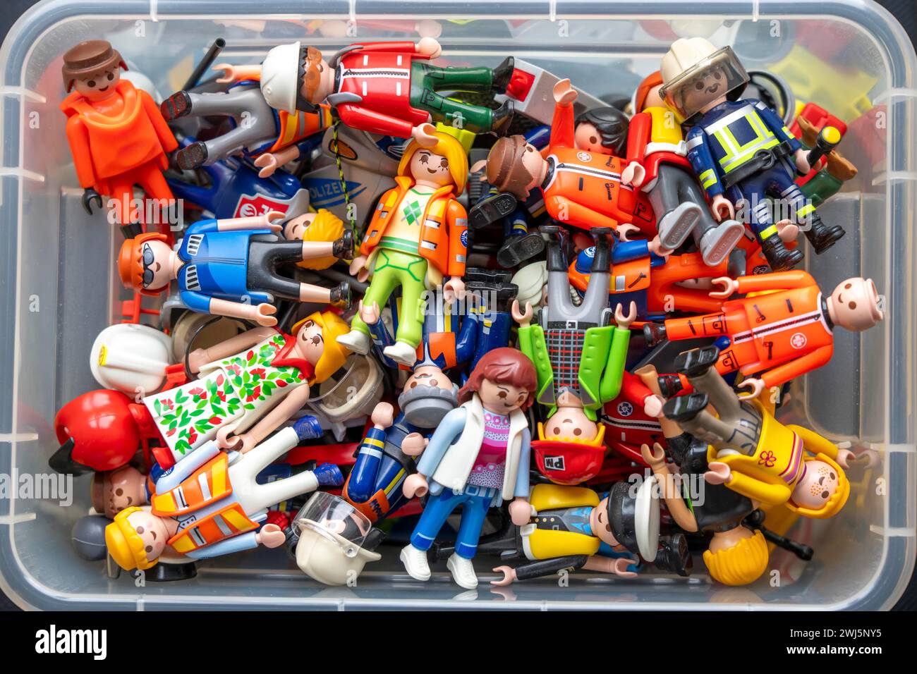 Viele verschiedene Playmobil Figuren in einer Box, Plastikspielzeug, Kinderzimmer, Stockfoto