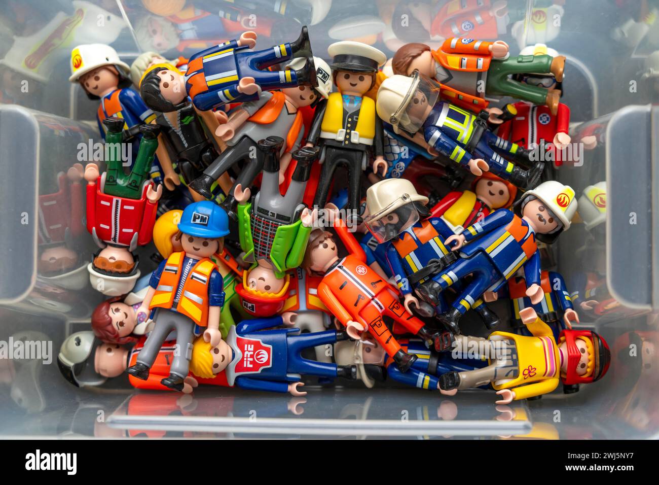 Viele verschiedene Playmobil Figuren in einer Box, Plastikspielzeug, Kinderzimmer, Stockfoto