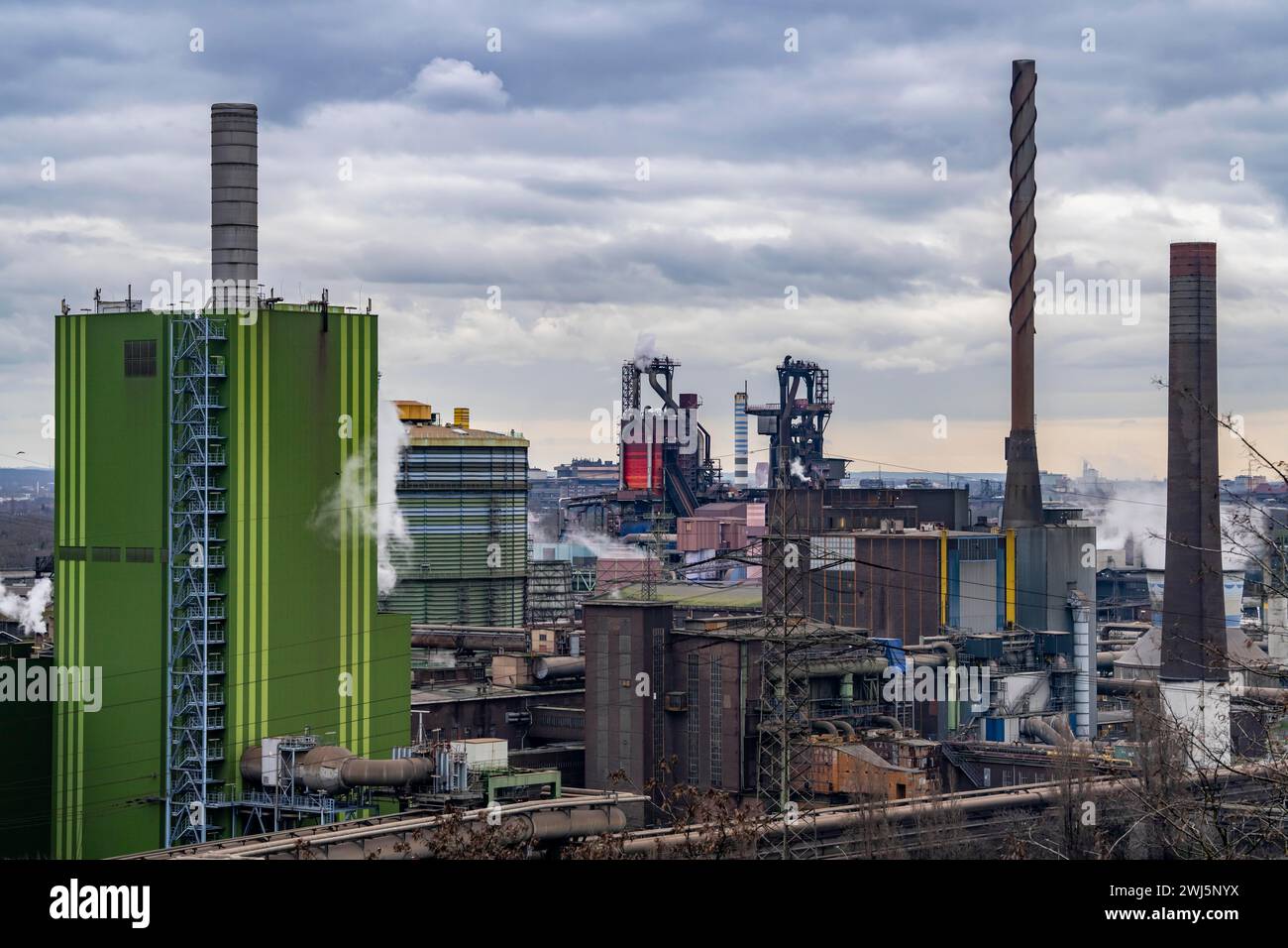 Stahlstandort Duisburg-Bruckhausen, ThyssenKrupp Steel, Front, grün, Gaskraftwerk Hamborn, hinten, Hochöfen 8 und 9 Duisburg, Nord Stockfoto