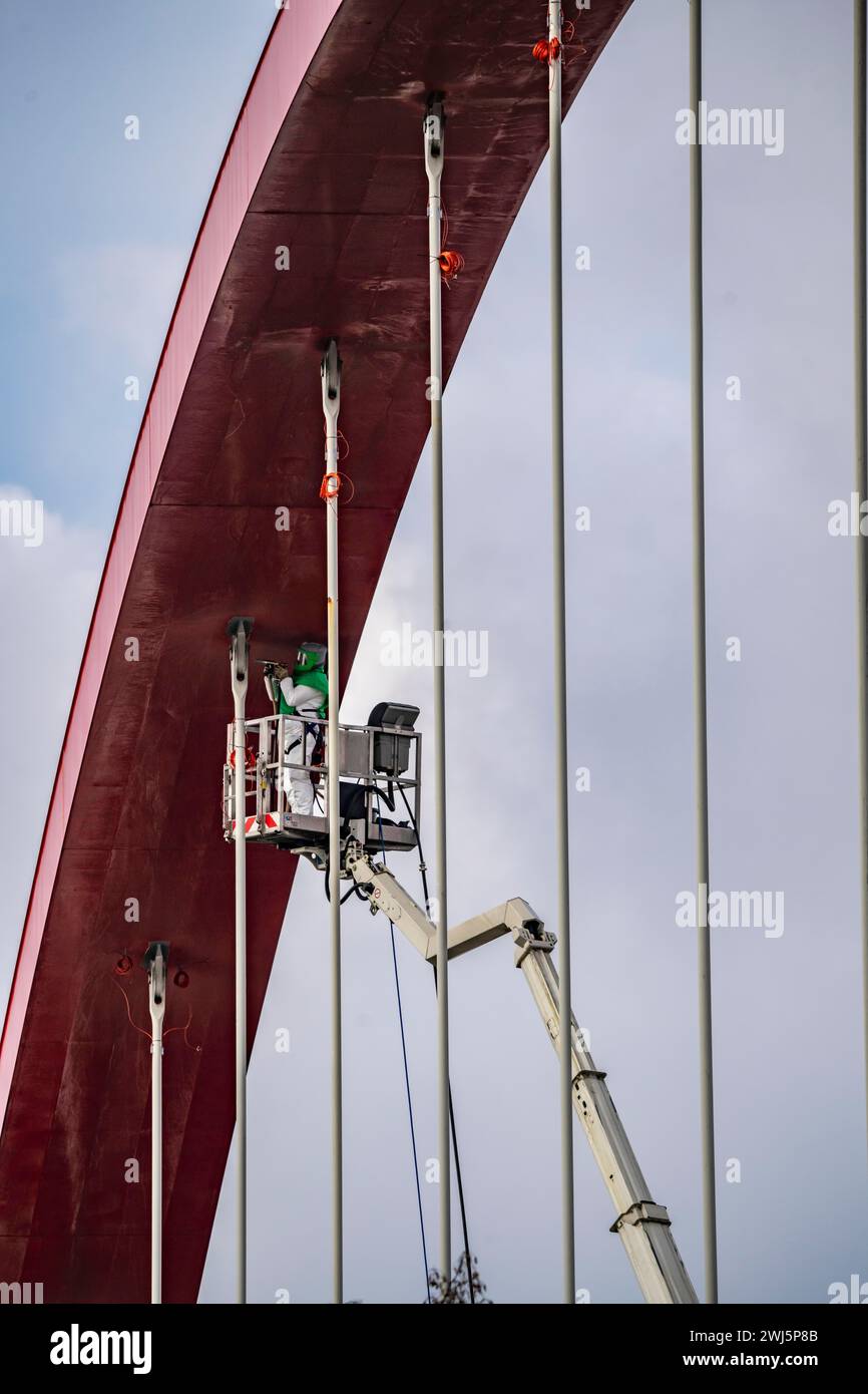 Baufällige Autobahnbrücke A42, über den Rhein-Herne-Kanal, mit massiven Bauschäden, Arbeiter, mit Atemschutzgeräten, beim Anheben Stockfoto