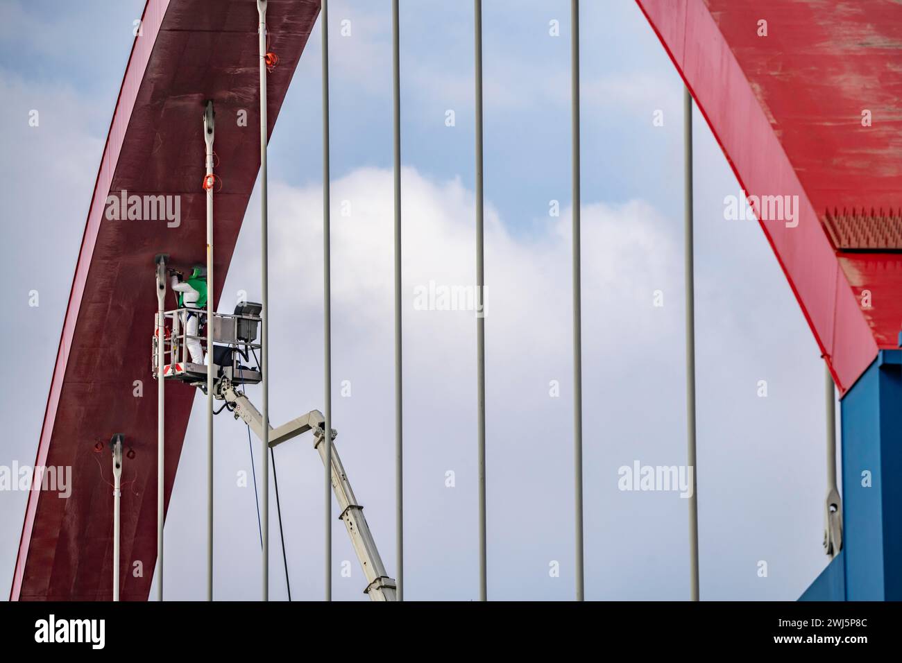 Baufällige Autobahnbrücke A42, über den Rhein-Herne-Kanal, mit massiven Bauschäden, Arbeiter, mit Atemschutzgeräten, beim Anheben Stockfoto