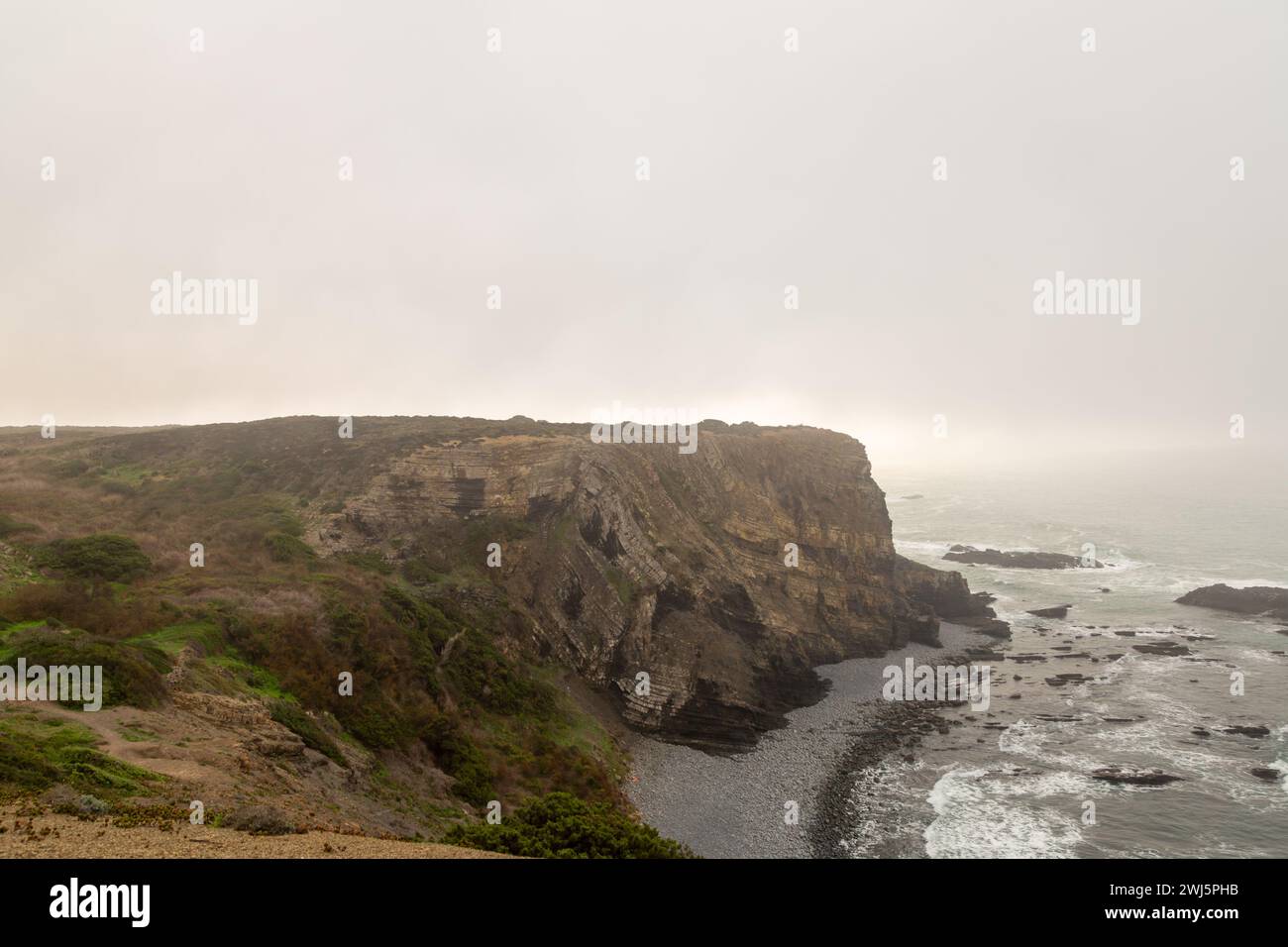 Blicken Sie von einem Strand in der Nähe von Aljezur in Portugal auf die Klippen in Richtung Meer Stockfoto