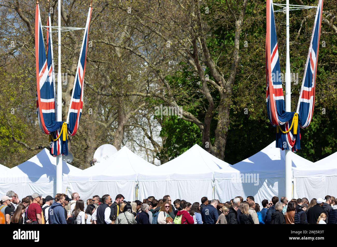 Die Leute gehen an Zelten vorbei, die in der Nähe des Buckingham Palace aufgestellt wurden, während sich London auf die Krönung von König Karl III. Vorbereitet Stockfoto