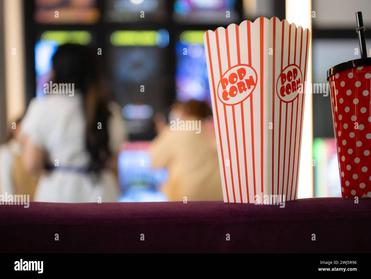 Popcorn und Trinkglas sind ein Begleitstück für Leute, die Filme im Kino ansehen. Stockfoto