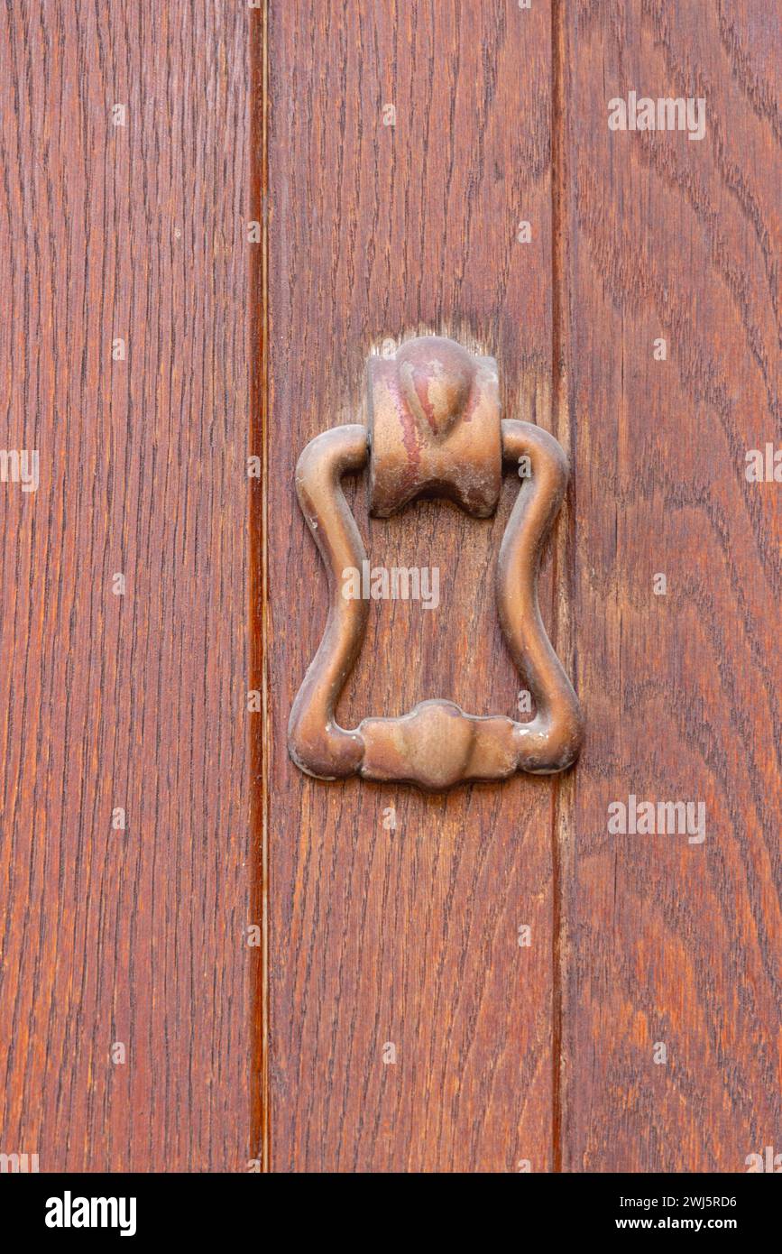 Metallklopfer am Eingang des Brown Door House Stockfoto