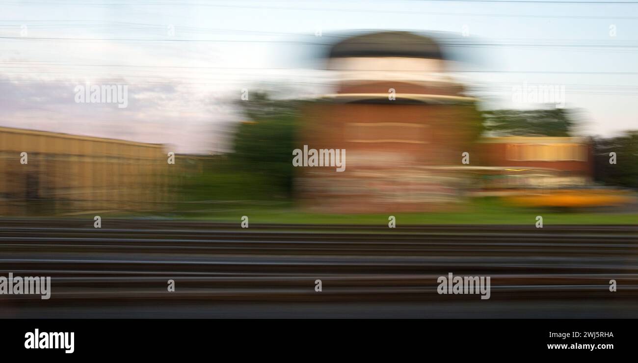 Langzeitbelichtung durch den fahrenden Zug, Bad Pyrmont, Niedersachsen, Deutschland, Europa Stockfoto