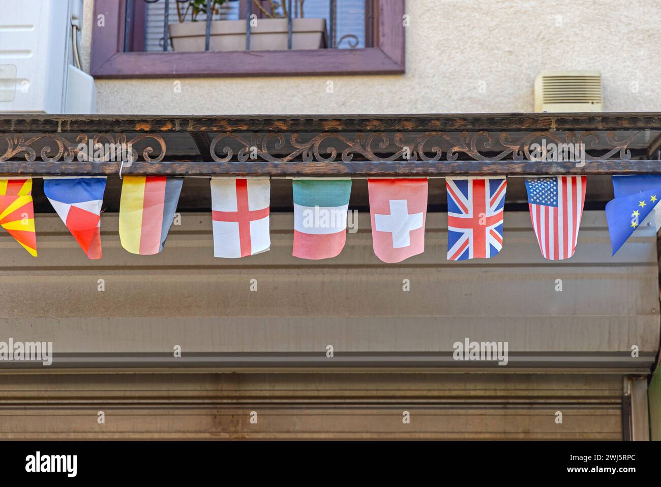 Internationale Flaggen vor dem Shop World Travel Agent Stockfoto