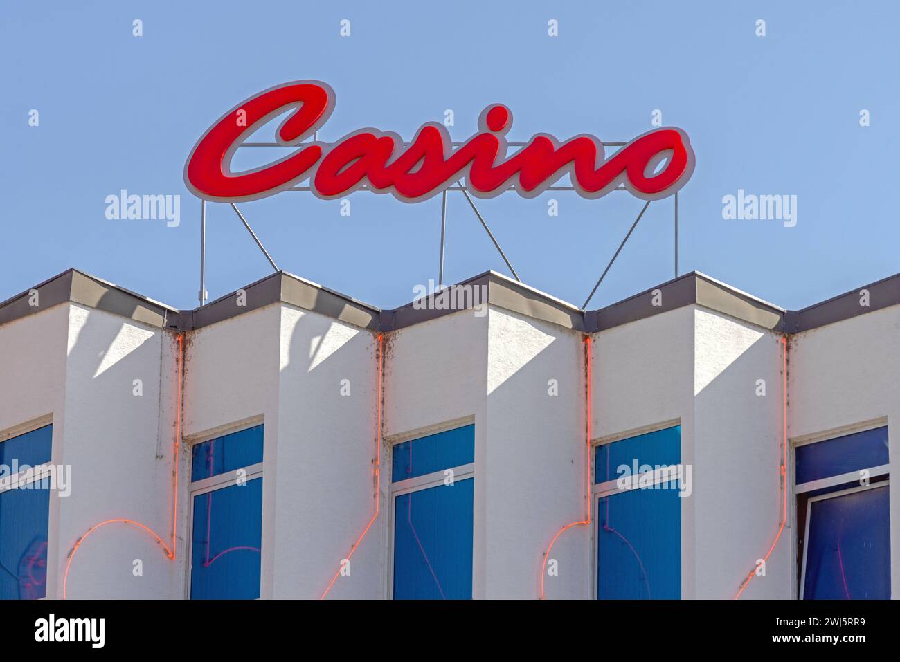 Klassisches rotes Schild im Casino Building Top Stockfoto