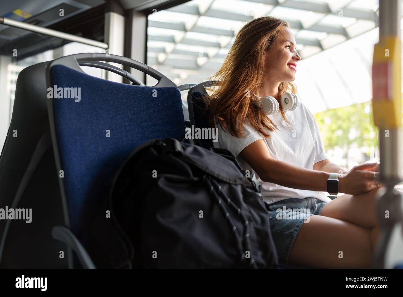 Stadträtin, die mit dem Bus durch die Stadt fährt. Stockfoto