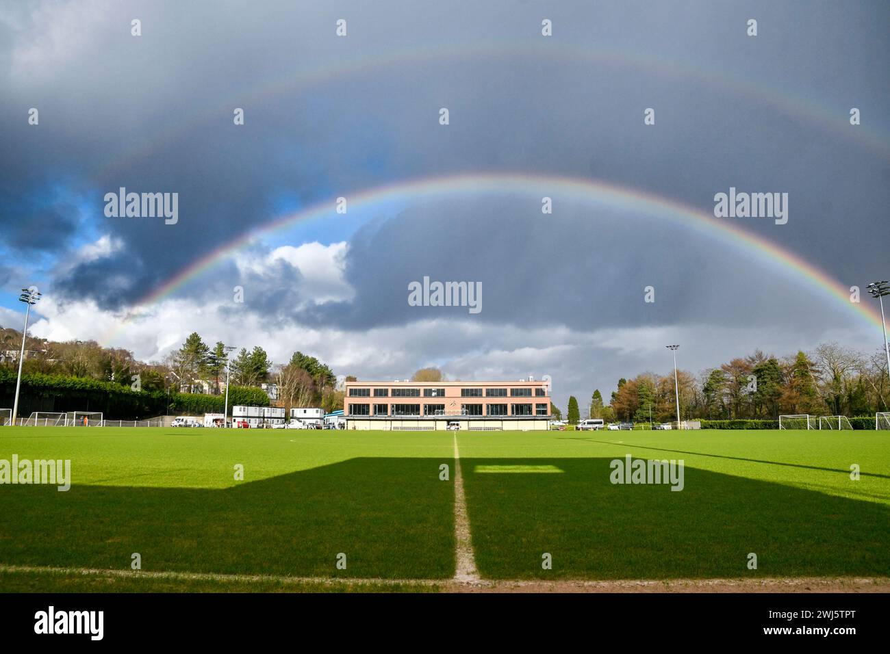 Ein atemberaubender doppelter Regenbogenbogen überzieht das Hauptgebäude der Swansea City AFC Academy in Landore, Swansea. Quelle: Duncan Thomas/Majestic Media. Stockfoto