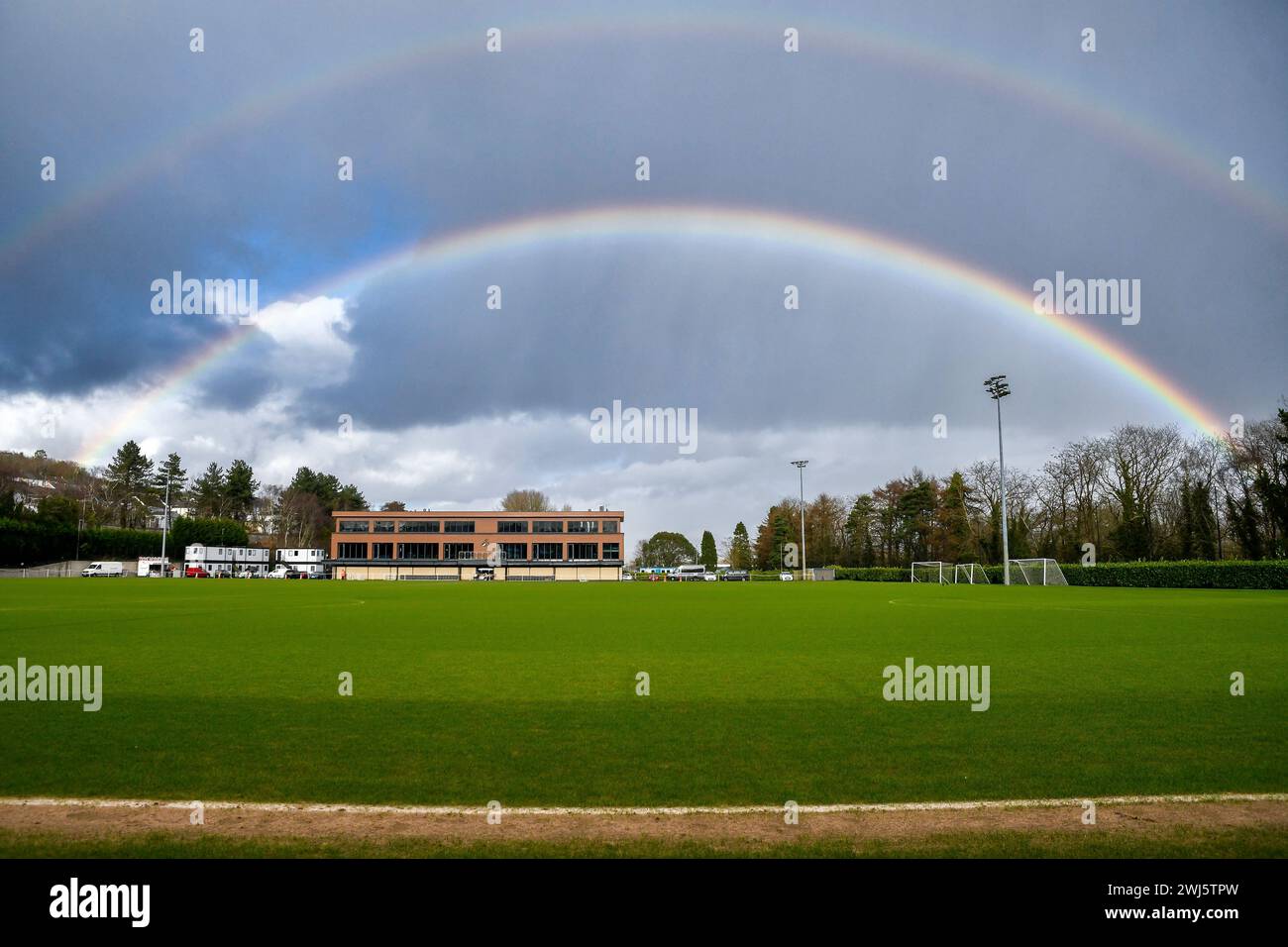 Ein atemberaubender doppelter Regenbogenbogen überzieht das Hauptgebäude der Swansea City AFC Academy in Landore, Swansea. Quelle: Duncan Thomas/Majestic Media. Stockfoto