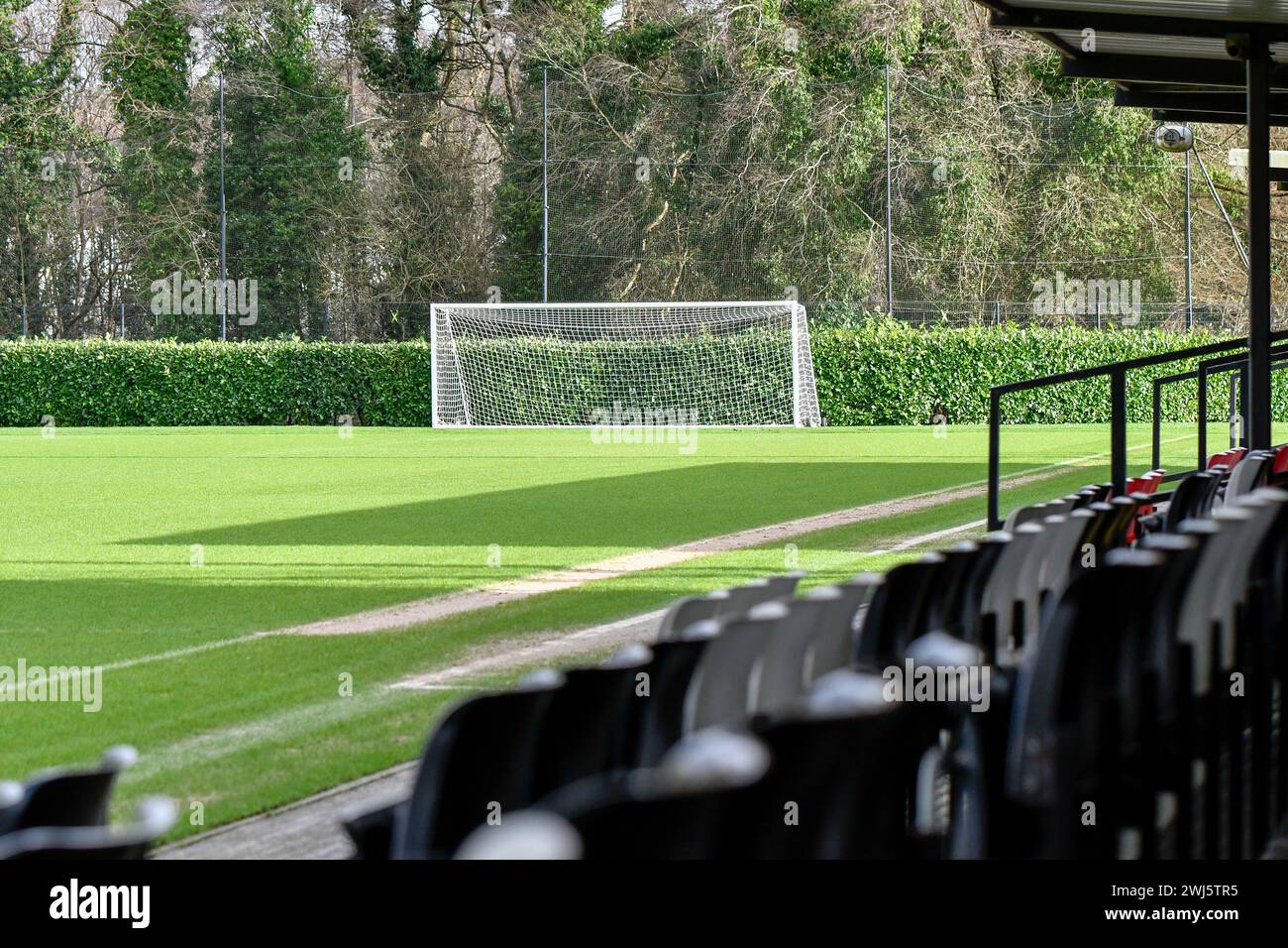 Blick von den schwarz-weißen Sitzplätzen auf dem Zuschauerstand der Swansea City AFC Academy in Landore, Swansea, und zeigt die Tore und das Spielfeld. Quelle: Duncan Thomas/Majestic Media. Stockfoto