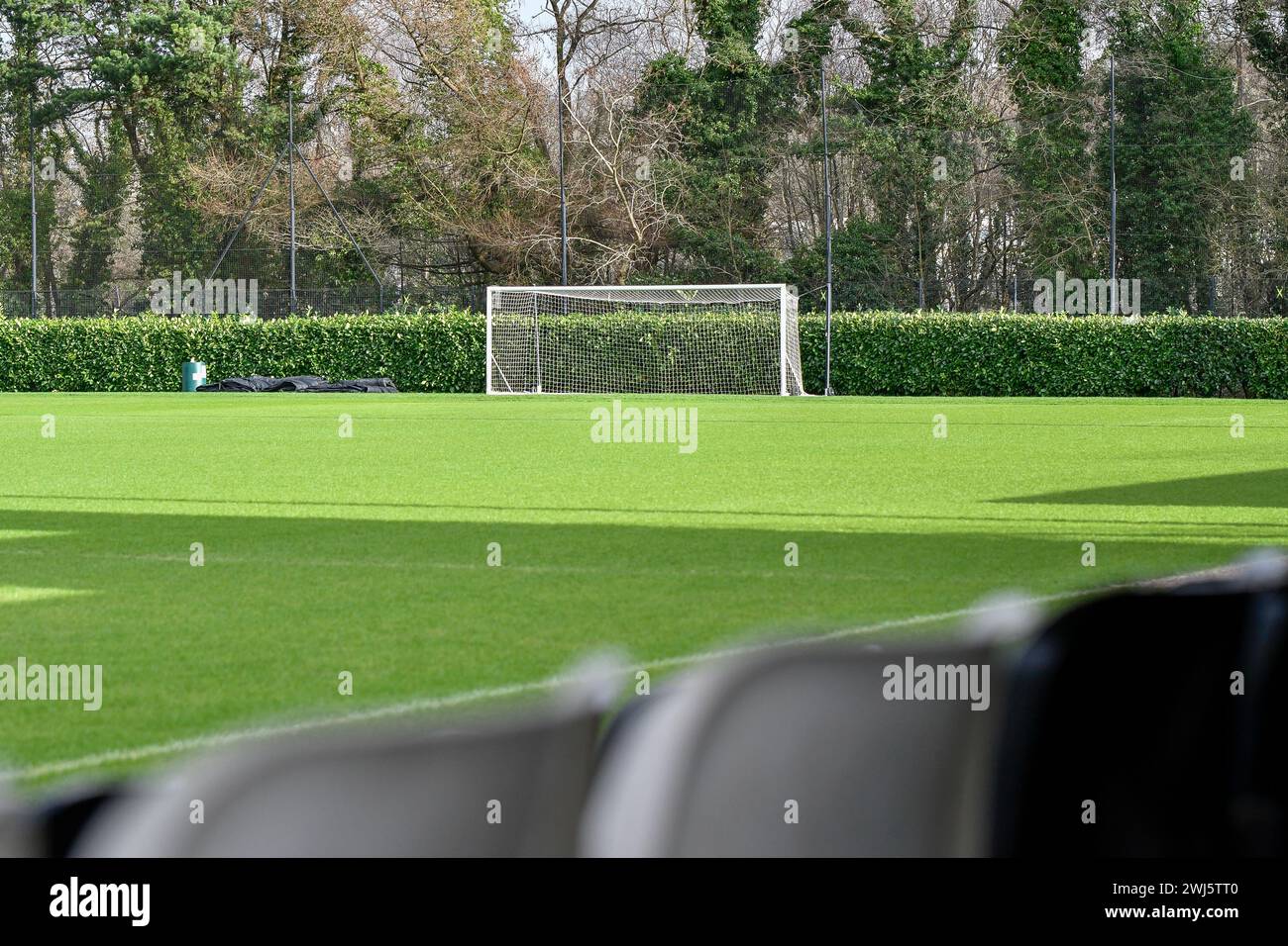 Blick von den schwarz-weißen Sitzplätzen auf dem Zuschauerstand der Swansea City AFC Academy in Landore, Swansea, und zeigt die Tore und das Spielfeld. Quelle: Duncan Thomas/Majestic Media. Stockfoto